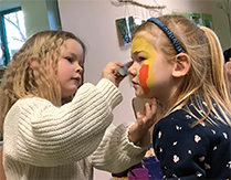 Kinder schminken sich gegenseitig Fachzeitschrift Betrifft Kinder